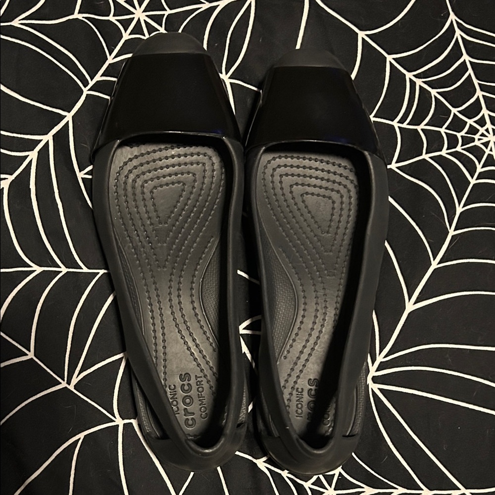 CROCS Iconic “Sienna” Ballet Flat w/Glossy Cap Toe 🧑‍🩰🩰🖤🥿✨